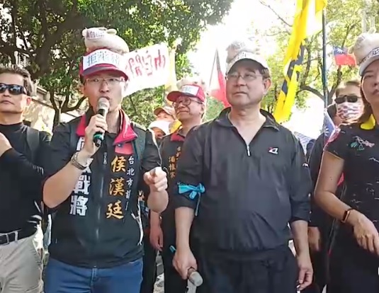 新黨拿出道具豬帽，嗆蔡英文政府是豬頭。 圖:翻攝自新黨打假除亂臉書