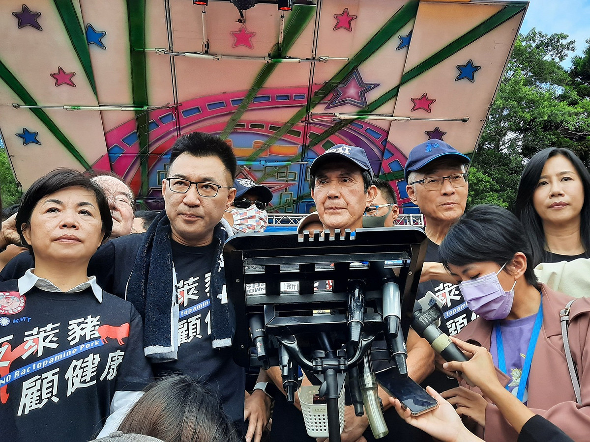 馬英九(右三)接受媒體訪問。 圖:陳佩君/攝