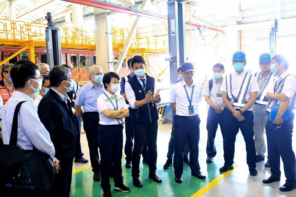 台中市長盧秀燕今日前往中捷公司，了解捷運綠線列車故障原因。 圖：台中市府／提供