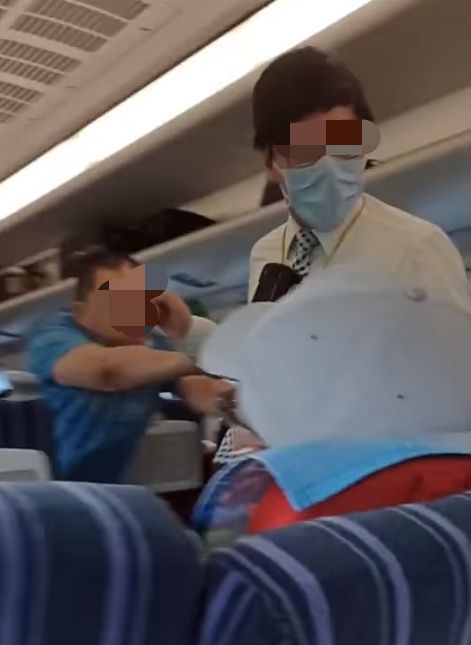 今(22日)一列台鐵110次由潮州開往南港的普悠瑪號，驚傳乘客攻擊列車長事件。 圖 : 翻攝自「我是警察●我代表正義」臉書社團