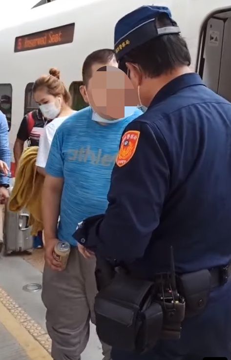 今(22日)一列台鐵110次由潮州開往南港的普悠瑪號，驚傳乘客攻擊列車長事件。 圖 : 翻攝自「我是警察●我代表正義」臉書社團