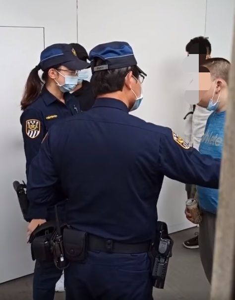 今(22日)一列台鐵110次由潮州開往南港的普悠瑪號，驚傳乘客攻擊列車長事件。 圖 : 翻攝自「我是警察●我代表正義」臉書社團