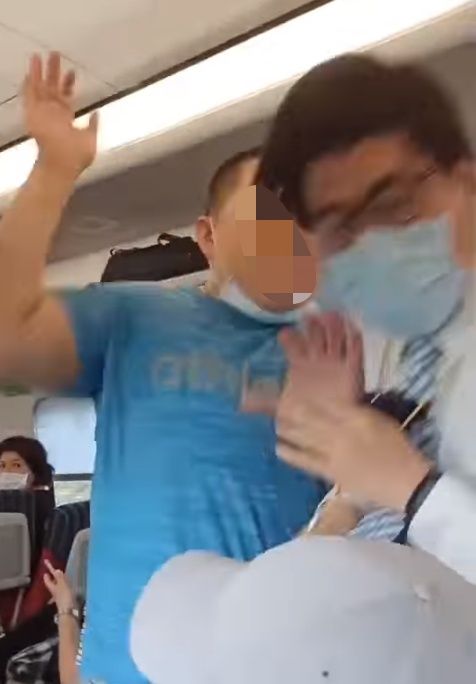 今(22日)一列台鐵110次由潮州開往南港的普悠瑪號，驚傳乘客攻擊列車長事件。 圖 : 翻攝自「我是警察●我代表正義」臉書社團