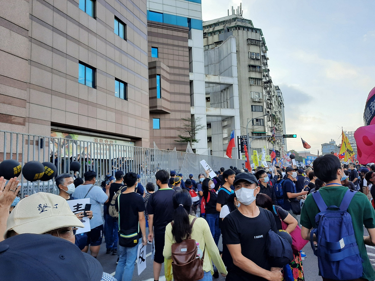 民眾高喊「蘇貞昌下台」，並朝向民進黨部丟擲雞蛋。 圖：陳佩君／攝