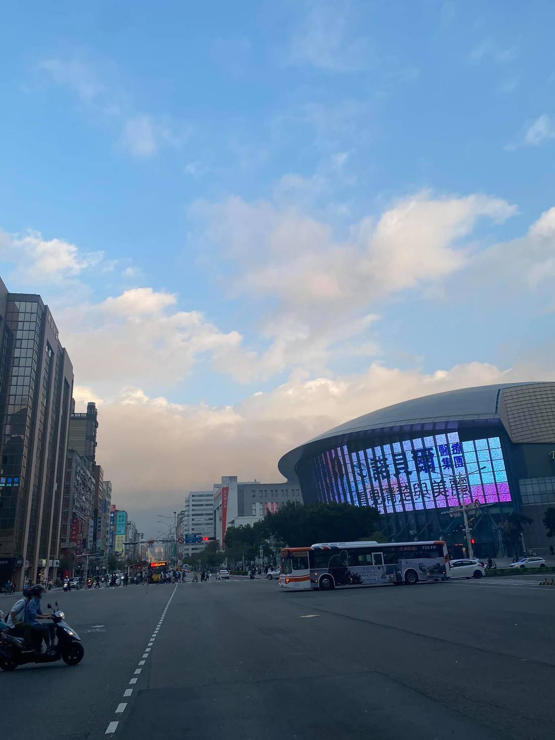 氣象達人彭啟明稍早於粉絲專頁上表示，東北方雲系逐漸累積，晚上將有波東北風接近。 圖：翻攝自氣象達人彭啟明粉絲專頁