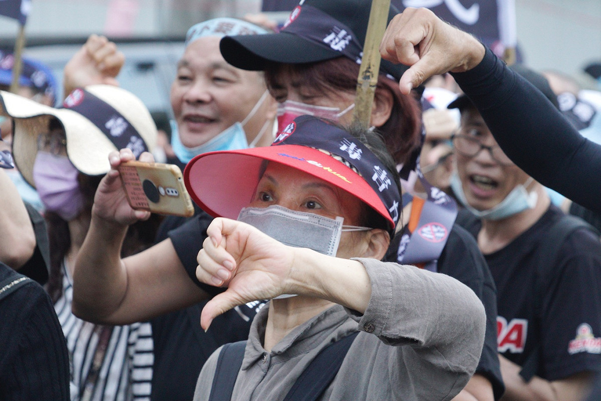 主辦單位稱有3萬多人、40多個團體參加秋鬥遊行，國民黨、民眾黨也一同響應。 圖：張良一/攝