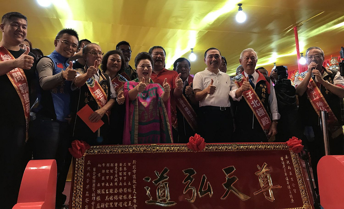 新北市長侯友宜今晚出席2020新北玄天上帝文化祭，祈求市民安居樂業。  圖：新北市民政局提供