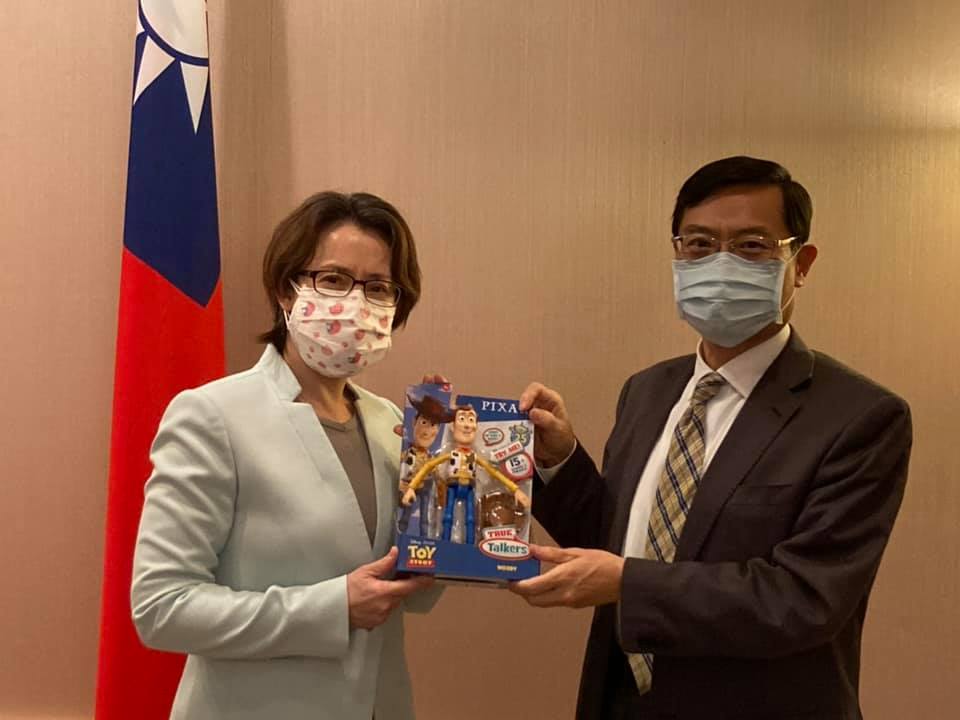 駐美大使蕭美琴23日在臉書分享陳正祺與她互贈伴手禮。 圖:翻攝自蕭美琴臉書