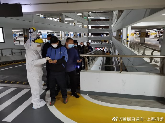 上海官方緊急於浦東機場連夜進行核酸檢測，直至凌晨檢測超過1.6萬人。 圖：翻攝上海市政府新聞辦公室官方微博