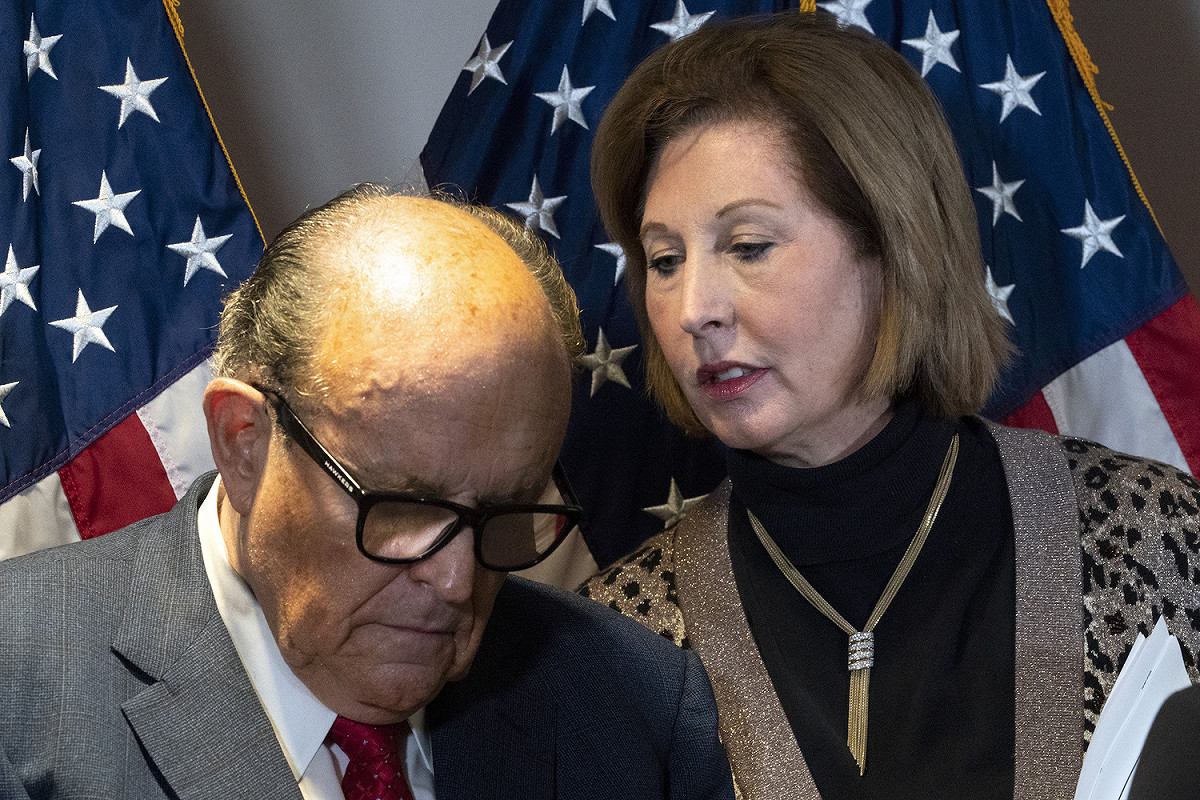 川普競選團隊律師朱利安尼Rudy Giuliani (左）與美國前聯邦檢察官西德尼·鮑威爾Sidney Powell（右）。 圖：達志影像/美聯社
