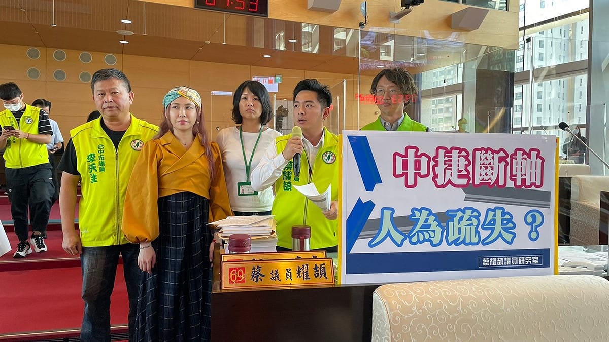 台中市議員蔡耀頡等說，列車故障竟是總經理臨時派員到軌道推車，毫無安全性可言。 蔡耀頡/提供