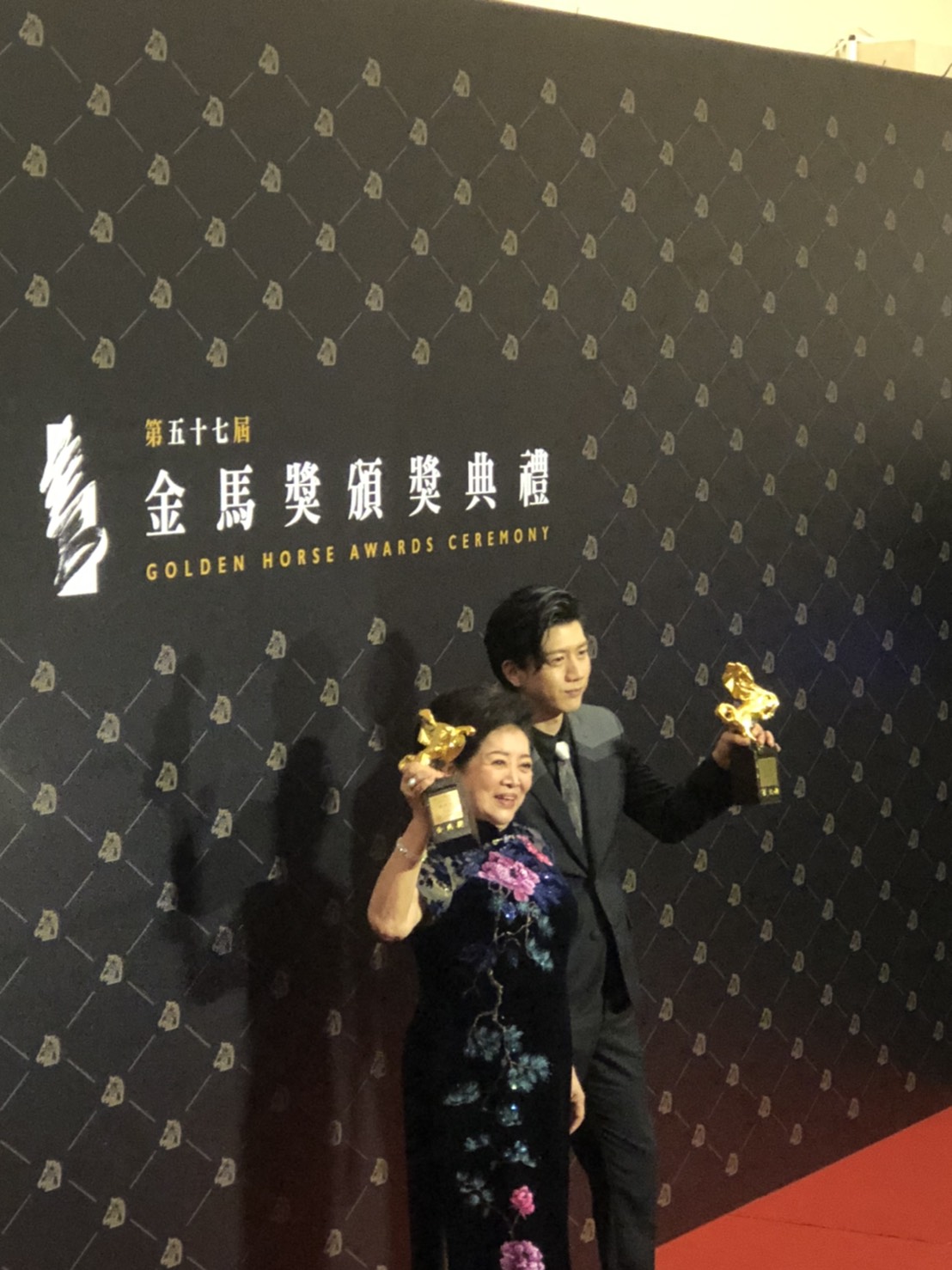 第57屆金馬獎新科影后陳淑芳(左)、影帝莫子儀(右)，在電影《親愛的房客》中飾演婆媳。 圖：楊瑾錚/攝