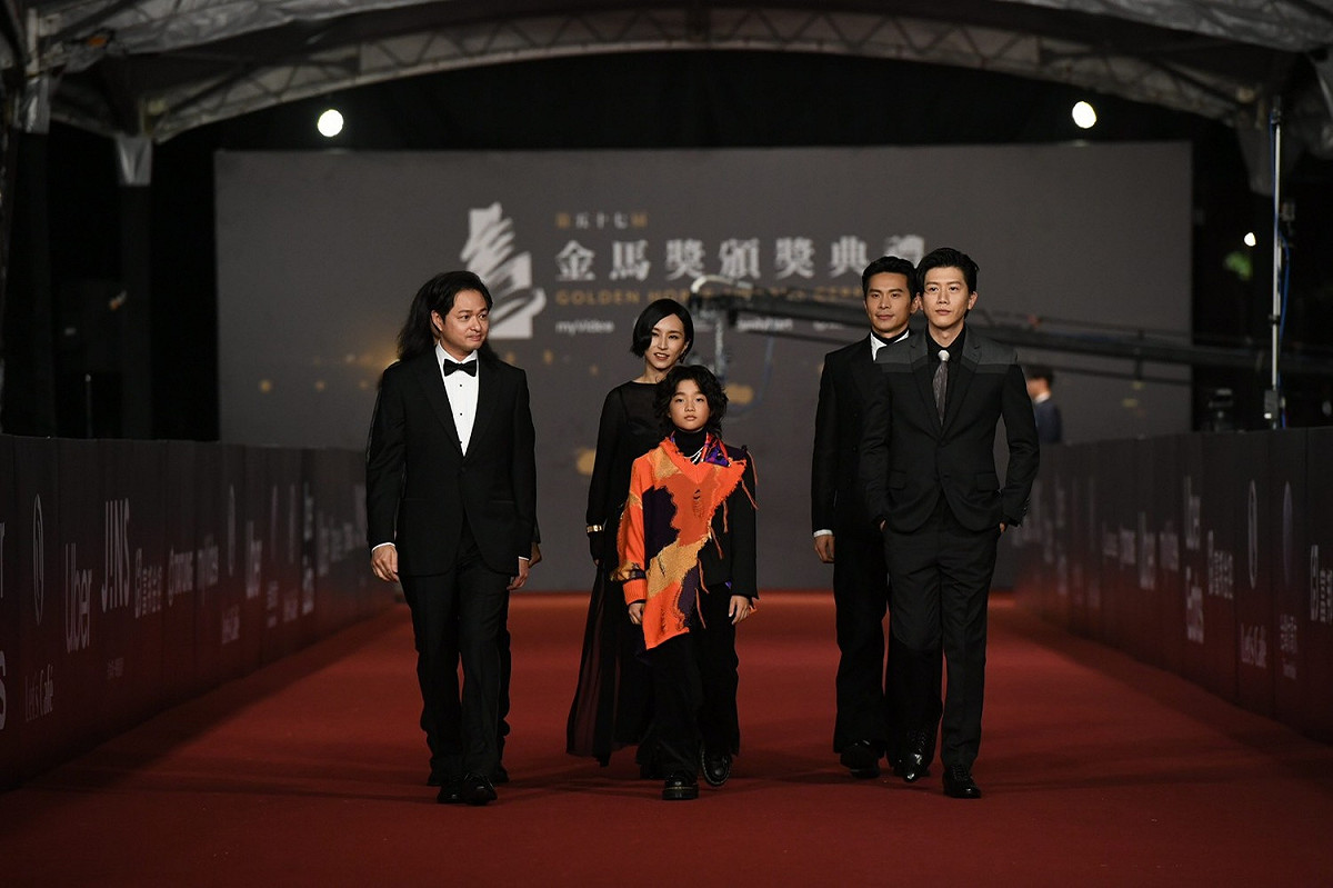 《親愛的房客》導演鄭有傑(前排左起)、白潤音、莫子儀一同走金馬紅毯。 圖：金馬執委會/提供