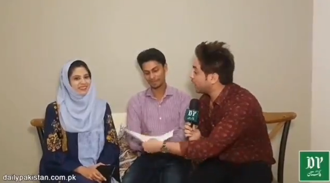 阿默（Sohaib Ahmed）（中）買下月球的一處土地，送給妻子瑪迪哈（Madiha）（左）當結婚禮物。 圖：翻攝自HoorUlJannat5 推特