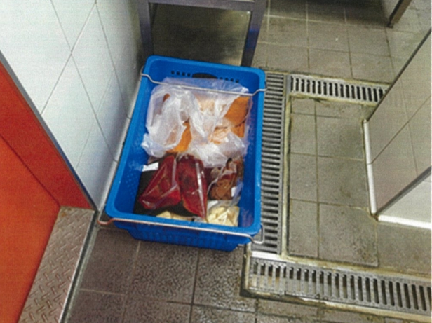 衛生局指出，多數初檢不合格的店家都是因為食材未覆蓋、直接放置地面。 圖：台北市衛生局／提供