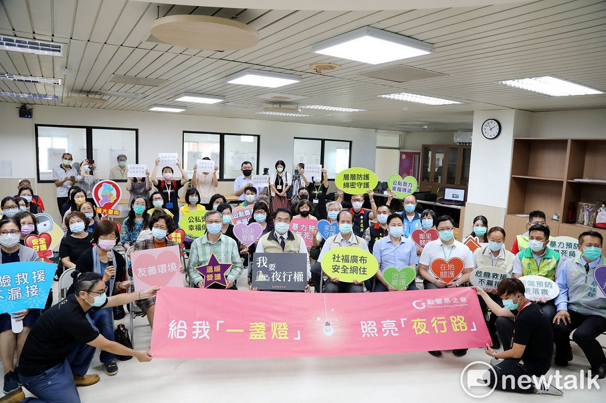 為響應國際終止婦女受暴日，南市府攜手勵馨基金會，提前舉辦「我要夜行權」婦女安全守護記者會。 圖 ：黃博郎／攝