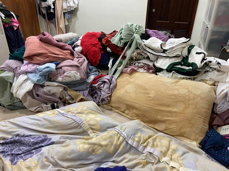 高嘉瑜發出自己閨房照，散落滿地的衣物都未整理，還有黃黃的枕頭，引發熱議 圖／翻攝高嘉瑜臉書