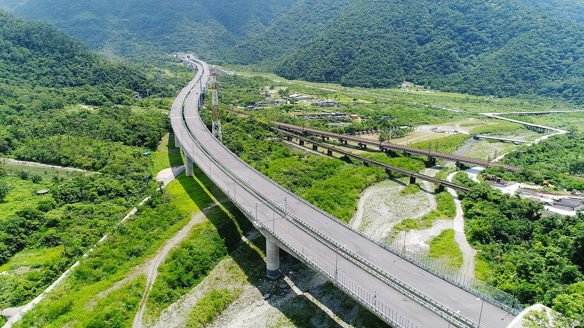 蘇花改日前得到「全球道路成就獎」（Global Road Achievement Awards, #GRAA）工程設計類首獎，讓林佳龍特別發文祝賀。 圖：翻攝自林佳龍臉書