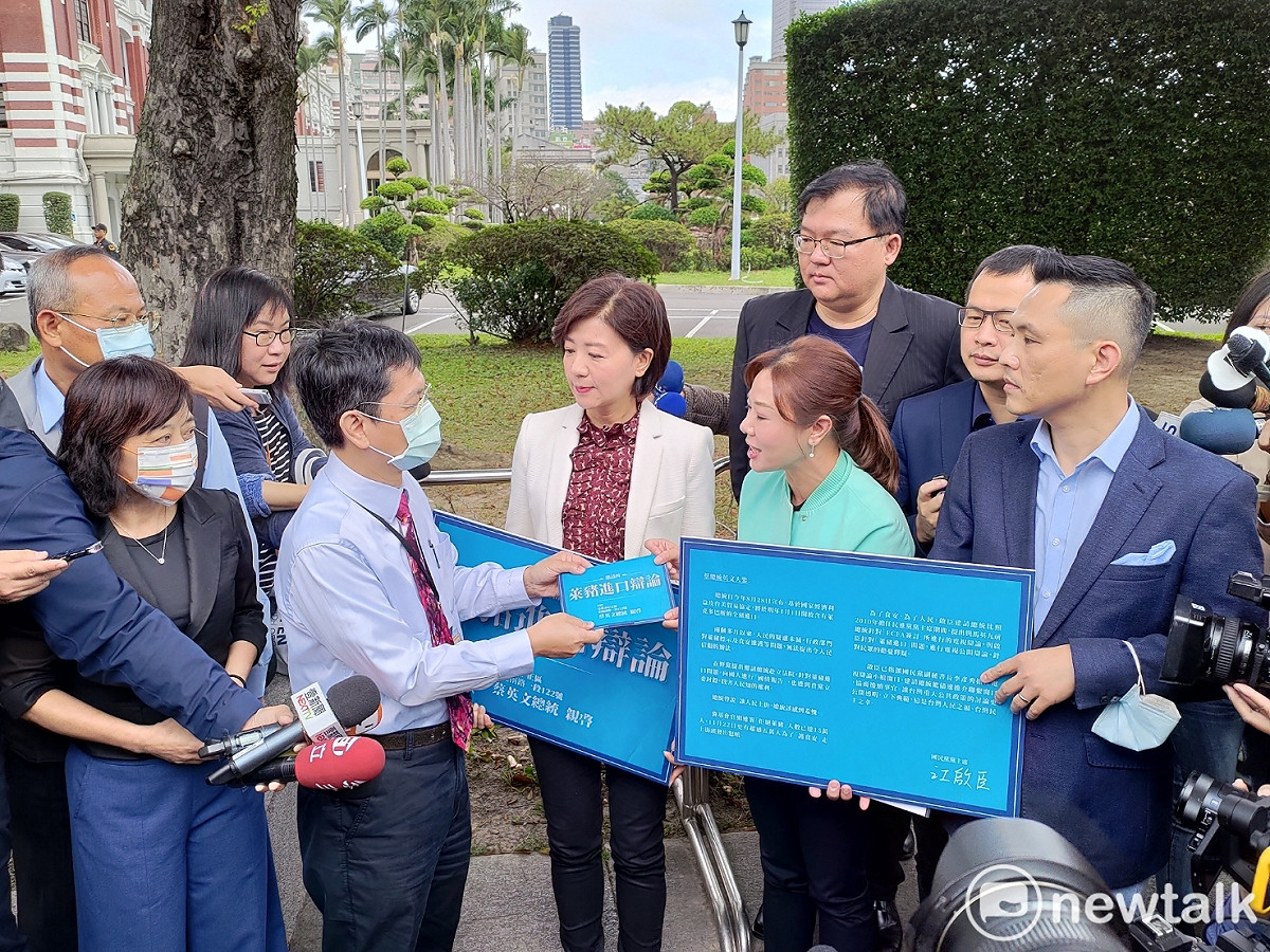國民黨赴總統府遞交辯論邀請函。 圖：黃建豪/攝