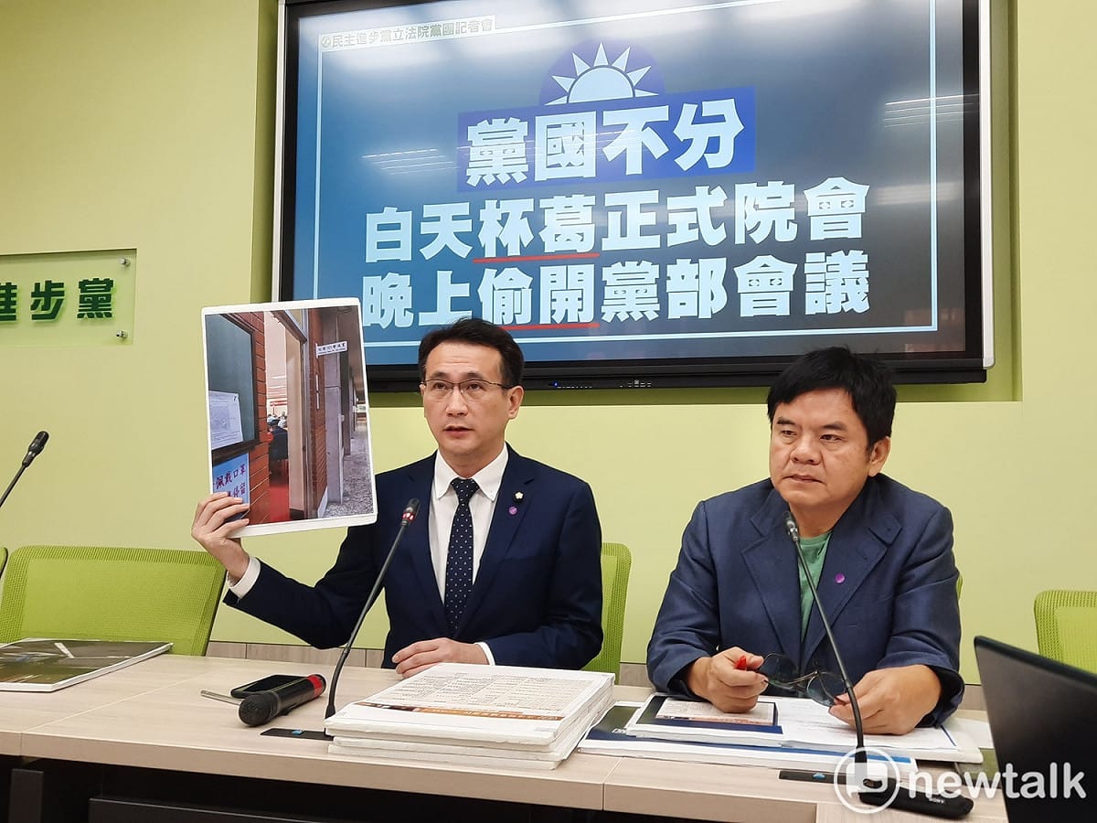 民進黨立法院黨團幹事長鄭運鵬、書記長莊瑞雄今召開記者會。 圖:陳佩君/攝