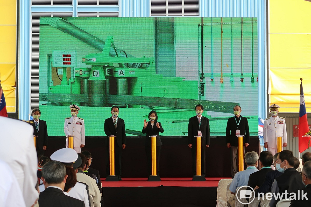 總統蔡英文24日按雷射球啟動潛艦製造廠房大門；彎板機也將第一塊鋼板彎製成型， 圖：林朝億/攝