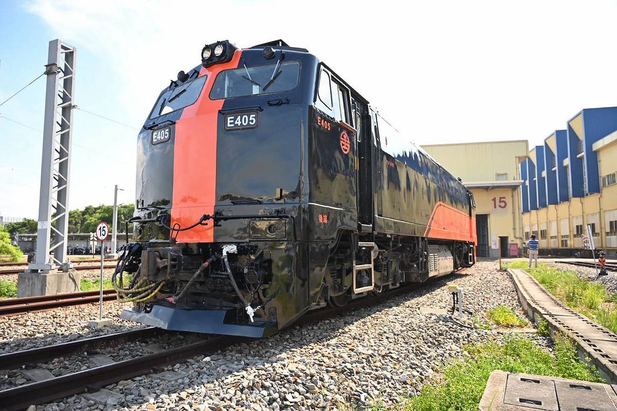 鳴日號選用70歲莒光號E405、E417復古機火車車頭改造。 圖：台鐵局／提供