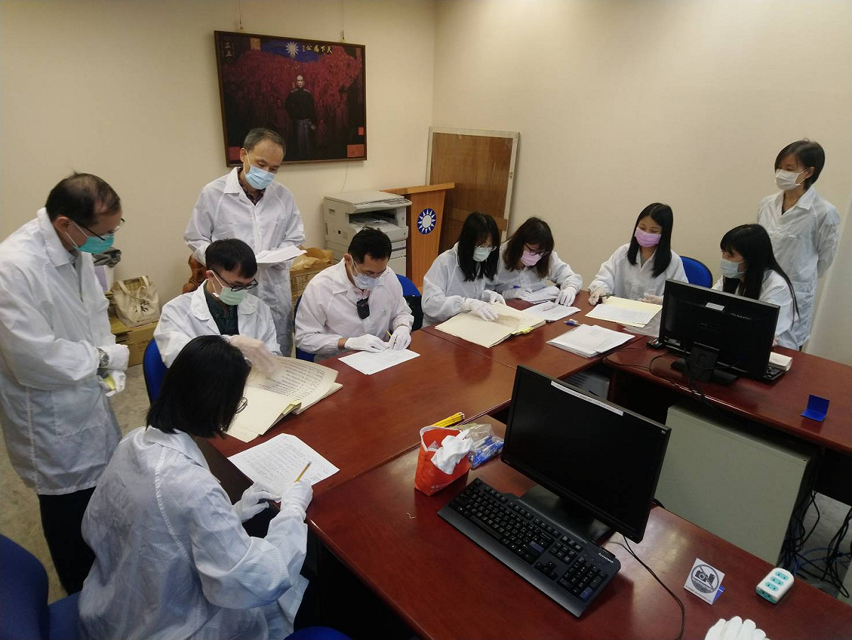 促進轉型正義委員會今（24）日上午會同國家發展委員會檔案管理局前往中國國民黨黨史館進行37筆政治檔案原件移歸作業。 圖：促轉會提供
