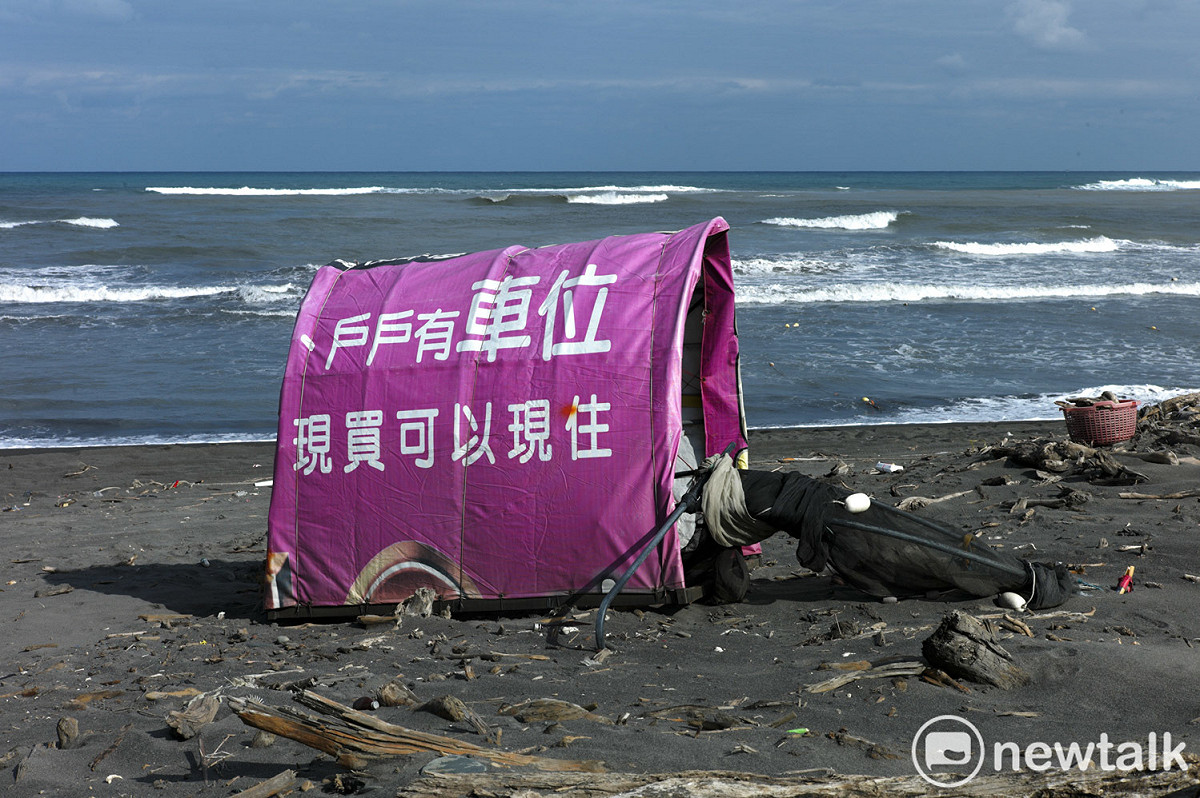 海景第一排的避風魚寮小烏龜，『戶戶有車位 現買可以現住』的文案充滿幸福感，實際上卻是用來遮風避雨的移動魚寮，顯得非常魔幻寫實。 圖：張良一/攝