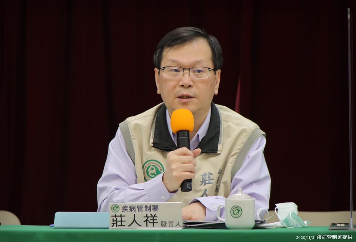莊人祥今於疾管署記者會上，透露於COVAX上可購買到的武肺疫苗劑量。 圖：疾管署/提供