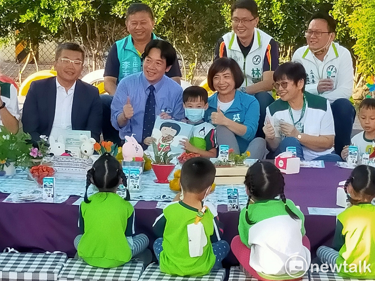 賴清德送獎品給答對問題的小朋友。 圖：唐復年/攝