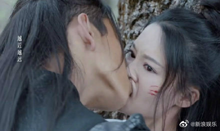 王大陸李沁的吻戲「親到整個變形」，「像是在拔火罐」。 圖：翻攝自新浪娛樂微博