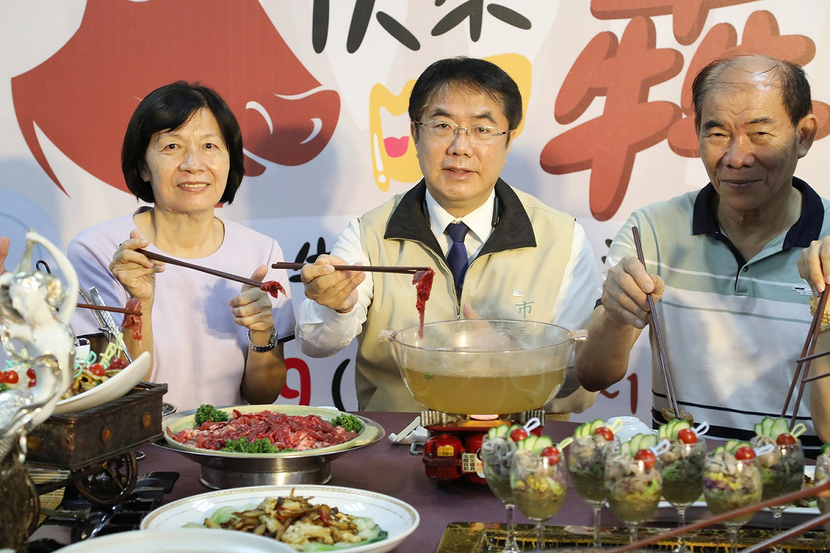 今日的示範活動有很多嘉賓一起品嘗美味的台南牛肉湯 圖：台南市政府／提供