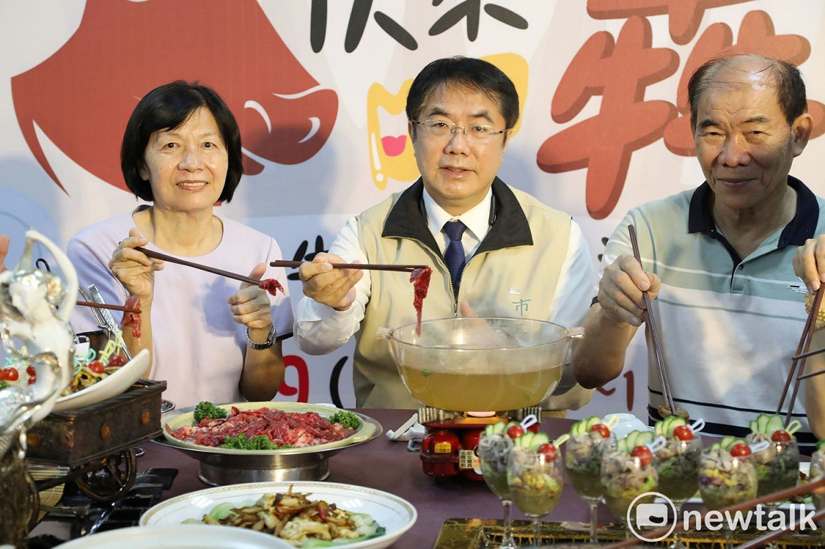 台南國產牛肉行銷活動將於11月29日於善化區農會熱鬧登場，今日於善化區農會農產品展售館辦理記者會，由台南市長黃偉哲揭開序幕。 圖：黃博郎／攝