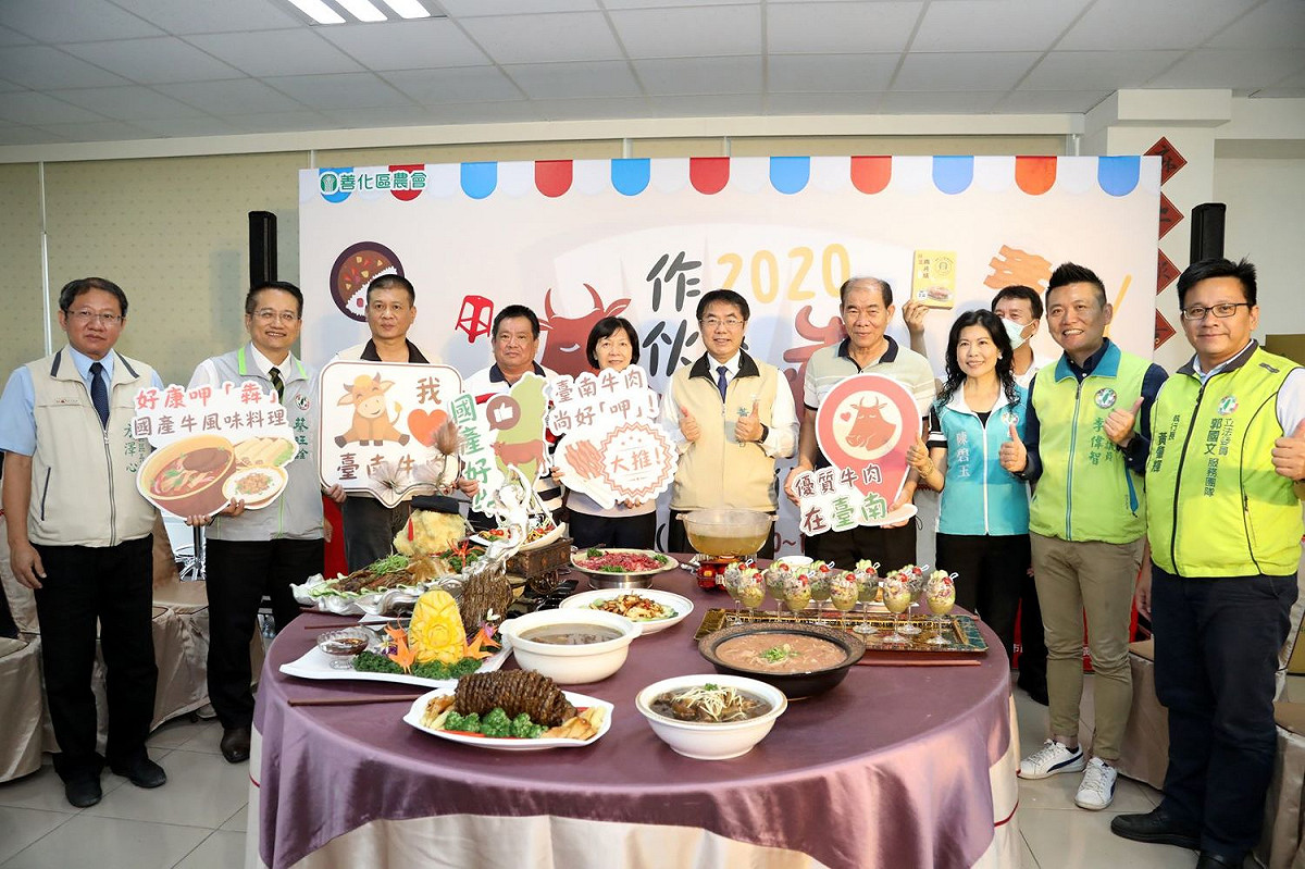 台南國產牛肉行銷活動將於11月29日於善化區農會熱鬧登場，今日於善化區農會農產品展售館辦理記者會，由台南市長黃偉哲揭開序幕。 圖：黃博郎／攝