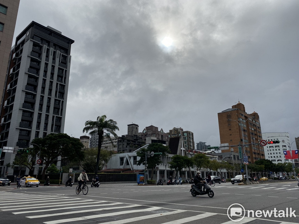 氣象局表示，今日東北風減弱，僅東半部雲量較多有短暫陣雨。 圖：新頭殼資料照