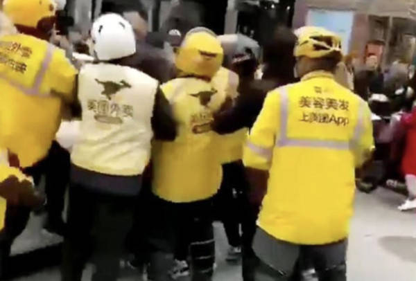 中國一名賓士車主與外送員發生車禍後囂張嗆聲，外送員怒揪10幾名外送同事助陣。 圖：翻攝微博