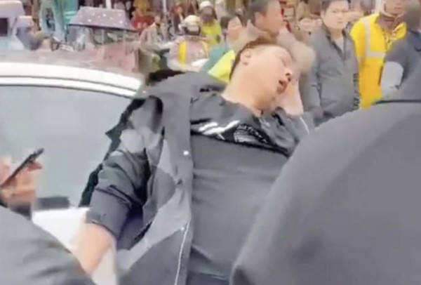 賓士車主被外送大軍打到癱軟趴在車上無力反抗。 圖：翻攝微博
