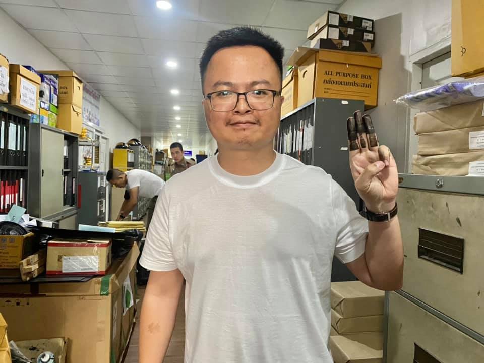 泰國人權律師阿農舉出反政府示威3大訴求的手勢，無懼軍政府打壓。 圖：翻攝自阿農臉書