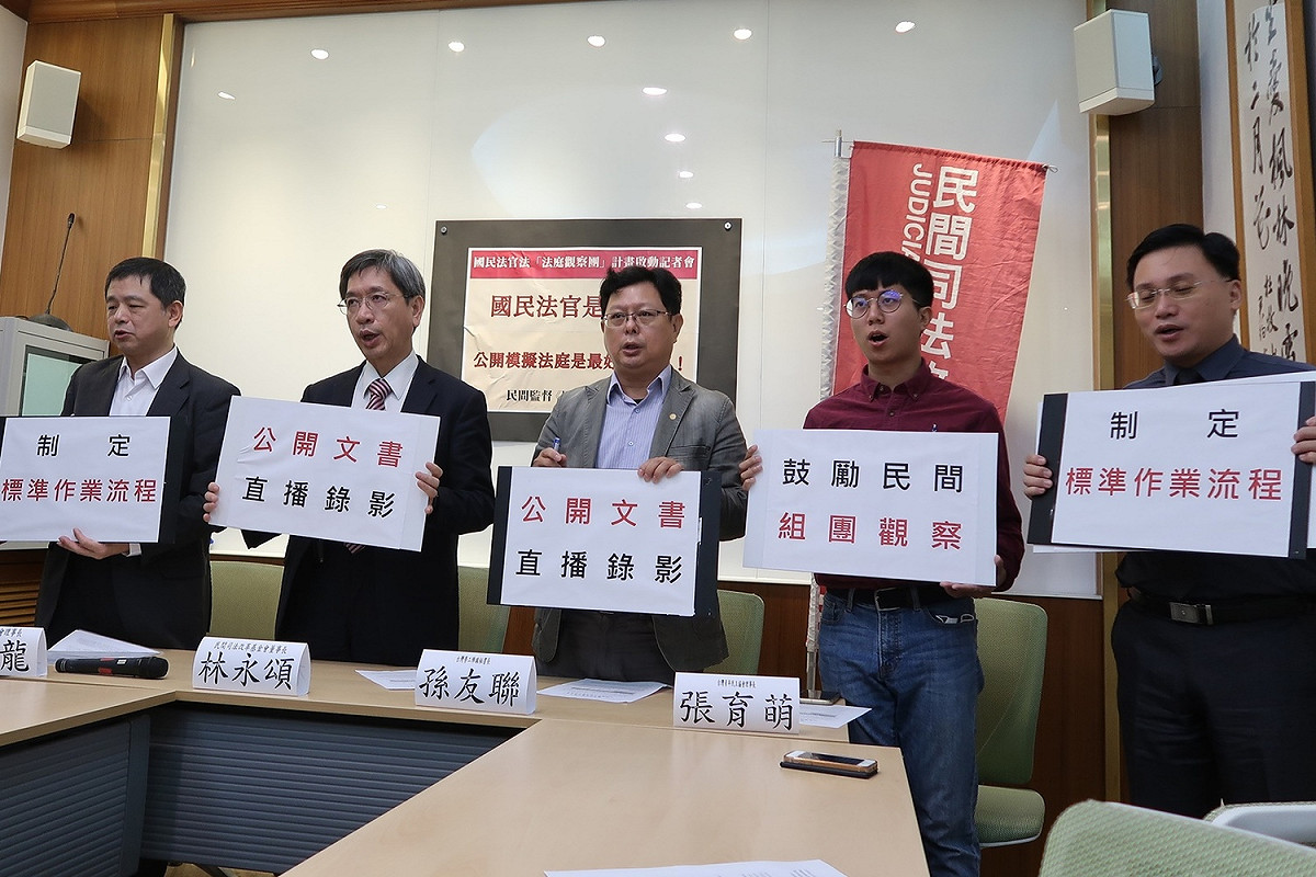 民間監督「國民法官法」聯盟今日舉行記者會，出席者包括台灣陪審團協會創會理事長鄭文龍律師、民間司法改革基金會董事長林永頌律師、台灣勞工陣線秘書長孫友聯及台灣青年民主協會理事長張育萌、司改會辦公室主任蕭逸民（由左至右）等人 圖：林朝億/攝