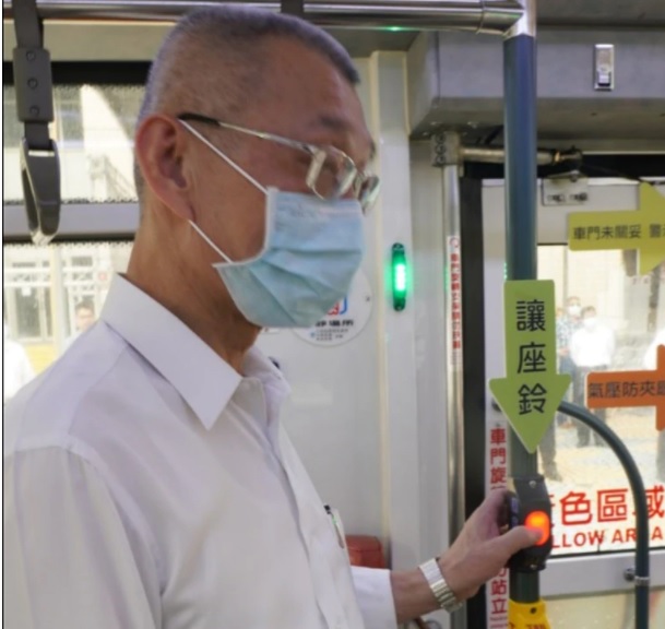 為強化公車讓座服務，北市21日試推動「讓座服務鈴」，選擇行經醫院數最多的仁愛幹線首先安裝，若有任何需求，僅需按下服務鈴便會於車內廣播。 圖：公運處提供