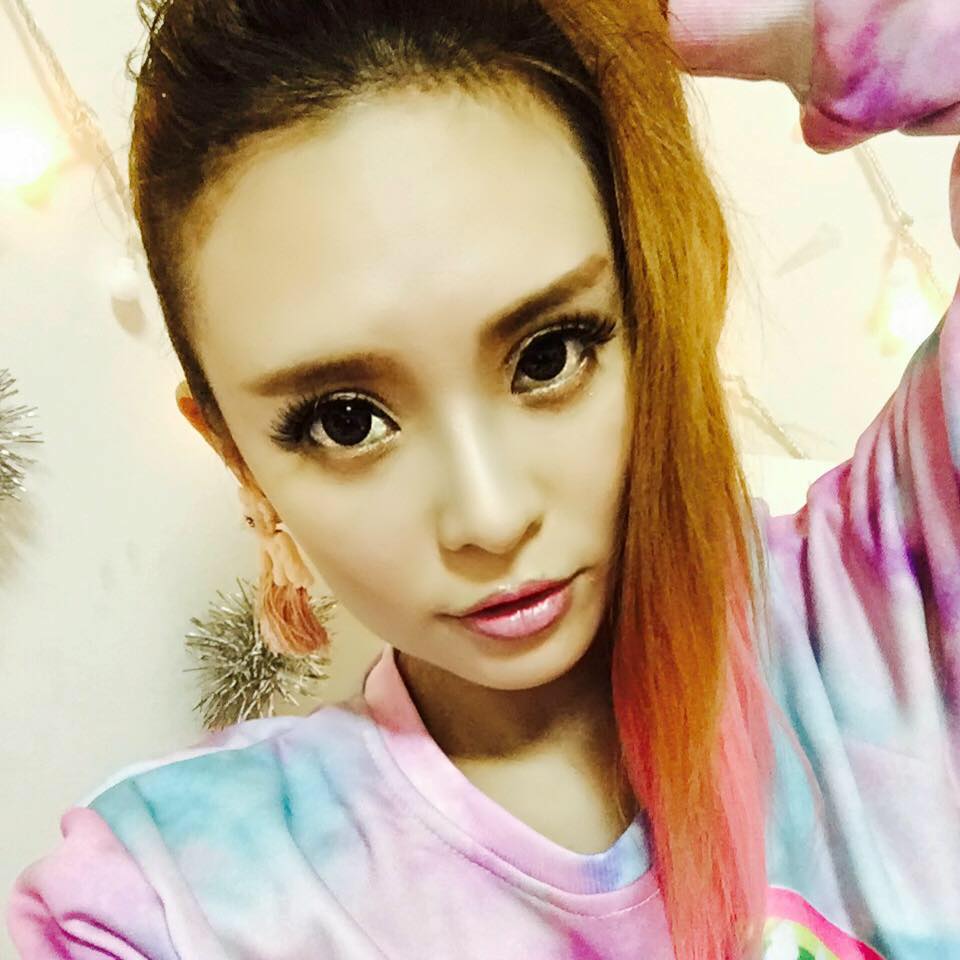 丁小芹自5年前涉嫌詐欺，多年來官司纏身，如今卻拒絕服刑，遭檢方拘提通緝。 圖：翻攝自丁小芹臉書