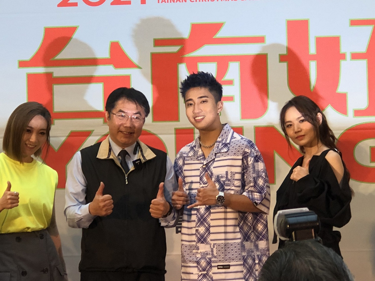 藝人文慧如(右起)、婁峻碩、閻奕格(左1)日前與台南市長黃偉哲一起出席台南12樂耶誕跨年一系列藝文、娛樂活動的公布。 圖：楊瑾錚/攝