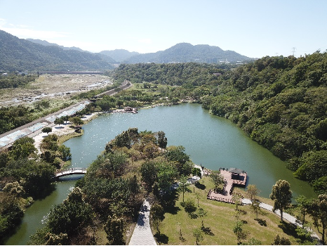 石門活魚料理遠近馳名，上百種吃法令人眼花撩亂(圖為三坑生態公園)。 圖：桃園市觀旅局／提供