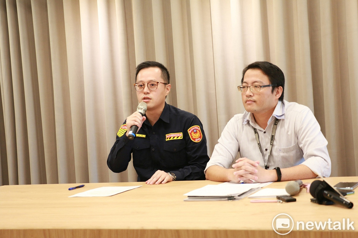 新北市交通大隊表示，12/1起「接送未滿7歲兒童臨時停車不受3分鐘限制」僅限學校上下課接送時間，只要不妨礙人車通行，警方會從寬認定，但若非上下課時間，還是會依法開罰。 圖：林昀真/攝