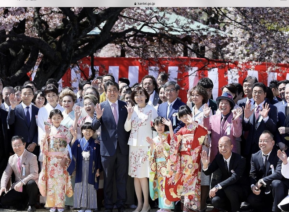 安倍夫妻 (中) 涉嫌連續7年利用官方的賞櫻會招待樁腳以及許多私人好友。 圖：擷取自日本首相官邸官網
