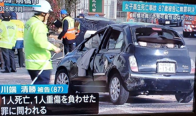 日本一名88歲男子在2018年1月在開車時竟失去意識，因此不小心撞上路邊2名正在騎自行車的女高中生，造成一死一重傷的悲劇。 圖：翻攝自推特