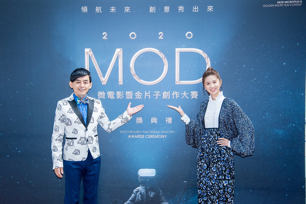 頒獎典禮主持人黃子佼(左)和代言人林予晞(右)揭開典禮盛事。 圖：台北市電影委員會/提供