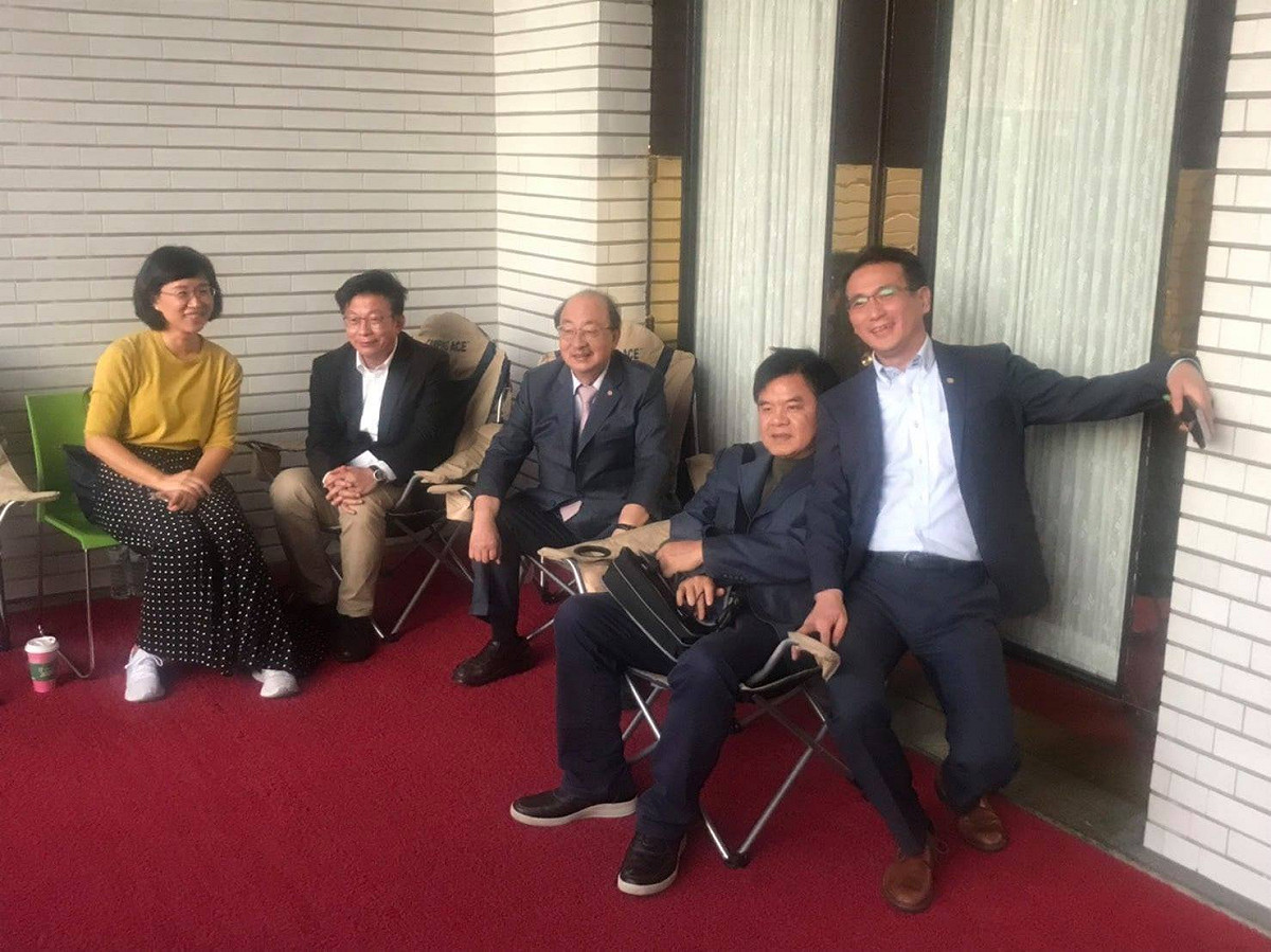 民進黨團幹部今提前「卡位」，盼在藍委動作前搶佔議場，讓蘇貞昌施政報告順暢進行。 圖：翻攝莊瑞雄臉書
