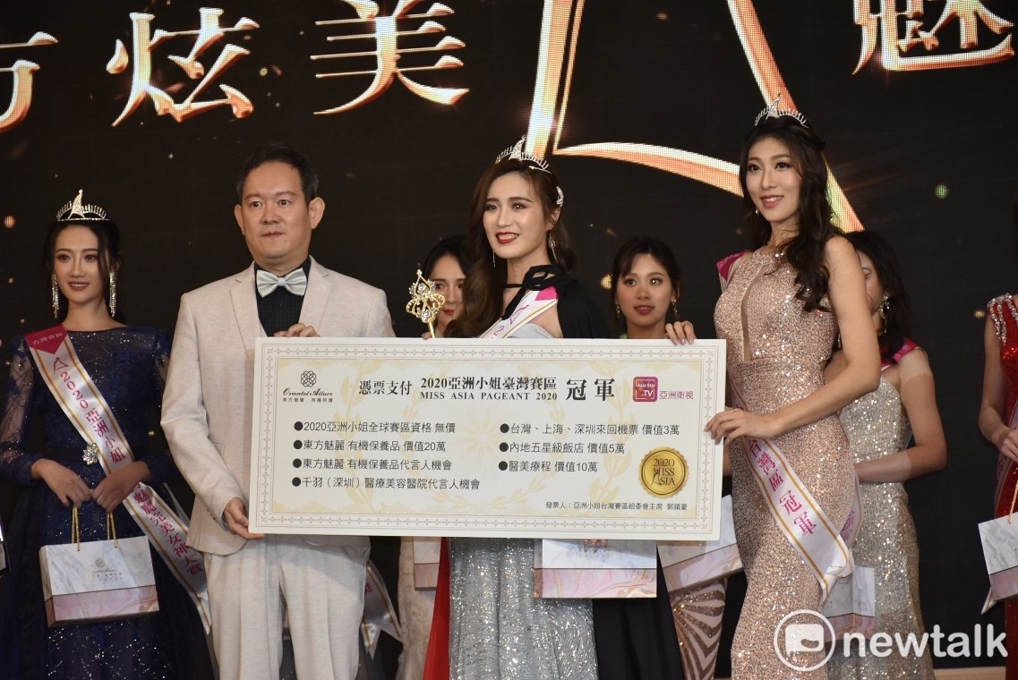 大會主席郭振豪(左二)、去年冠軍楊璨如(右一)與今年冠軍吳湘亭。 圖：孫家銘/攝