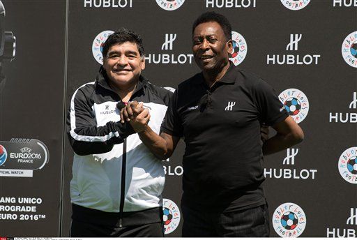 阿根廷足球傳奇人物馬拉度納（Diego Maradona）與巴西一代球王比利（右）。 圖／達志影像／美聯社